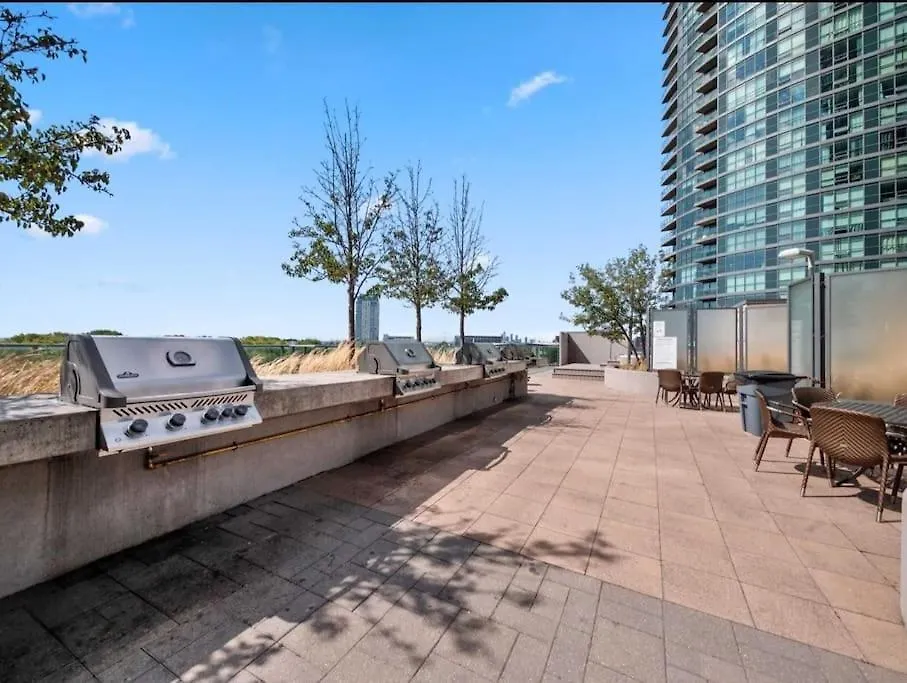 Apartment Cn Tower View With Free Parking, Pool, & More Amenities Toronto