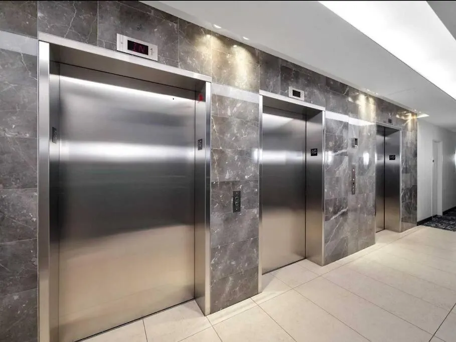 Apartment Cn Tower View With Free Parking, Pool, & More Amenities Toronto