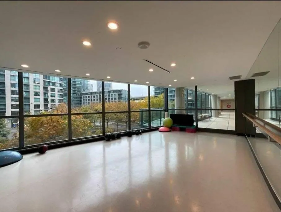 Cn Tower View With Free Parking, Pool, & More Amenities Toronto Canada