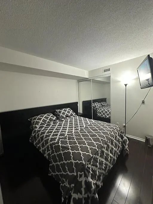 Cn Tower View With Free Parking, Pool, & More Amenities Toronto