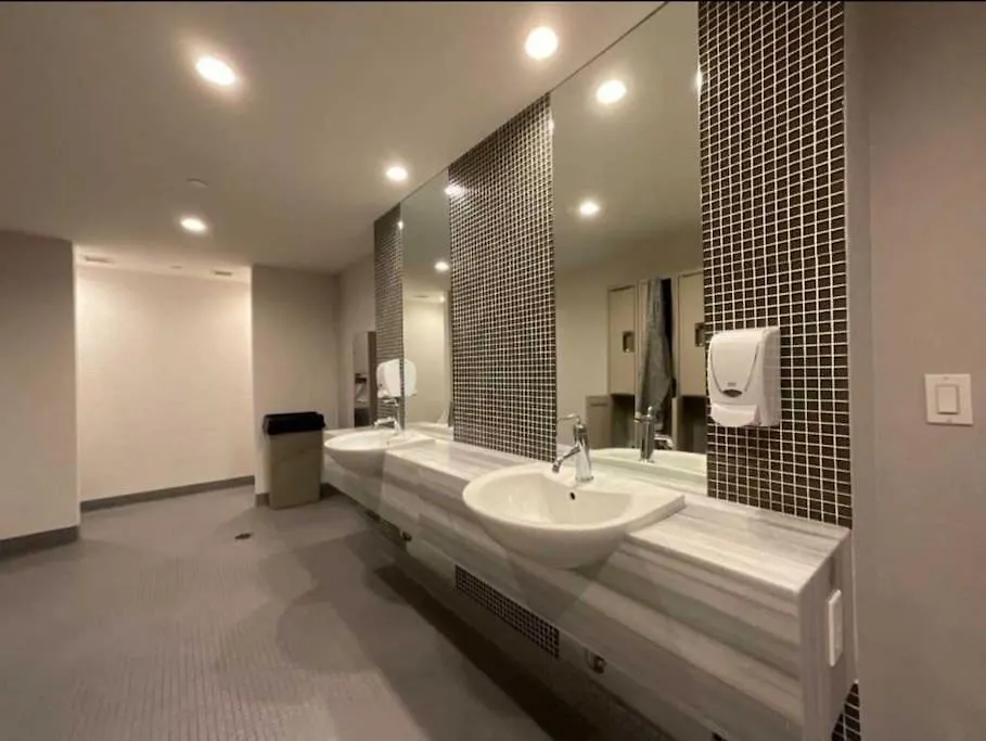 Apartment Cn Tower View With Free Parking, Pool, & More Amenities Toronto