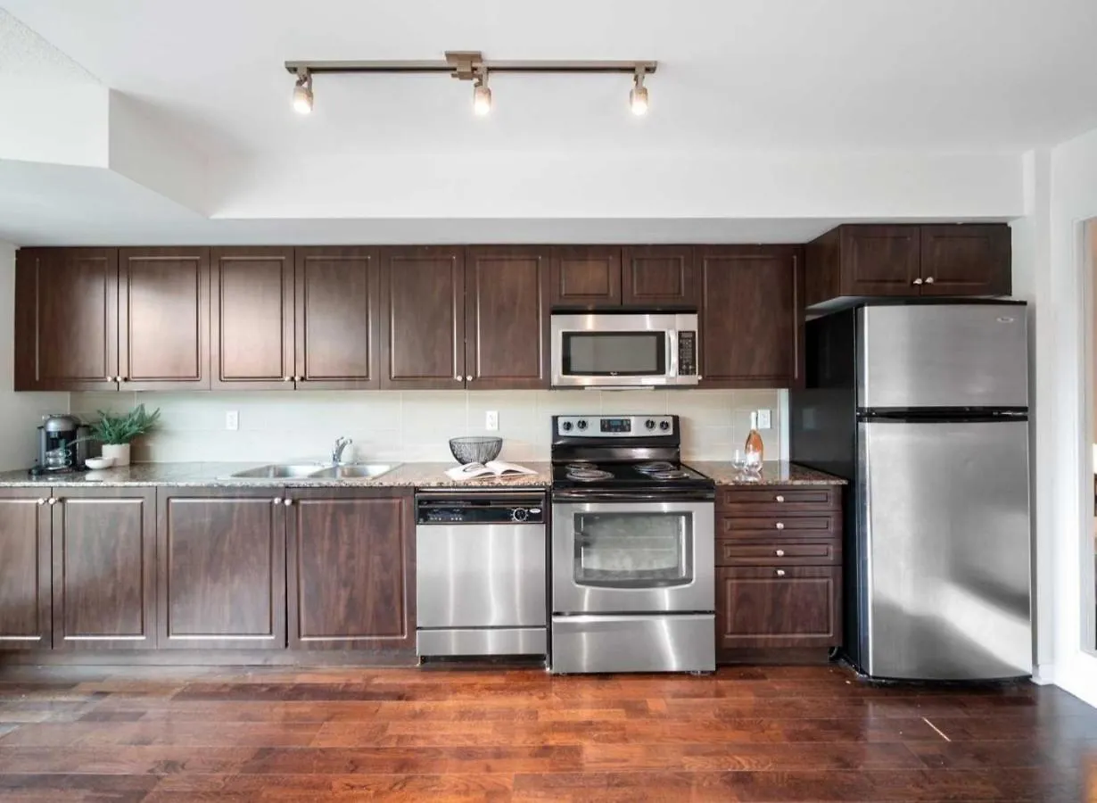 Apartment Cn Tower View With Free Parking, Pool, & More Amenities Toronto