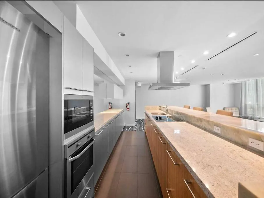 Cn Tower View With Free Parking, Pool, & More Amenities Toronto 0*,  Canada