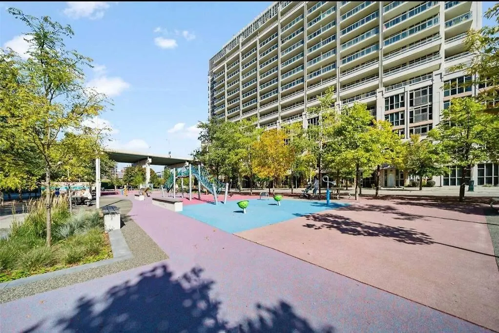 Apartment Cn Tower View With Free Parking, Pool, & More Amenities Toronto Canada