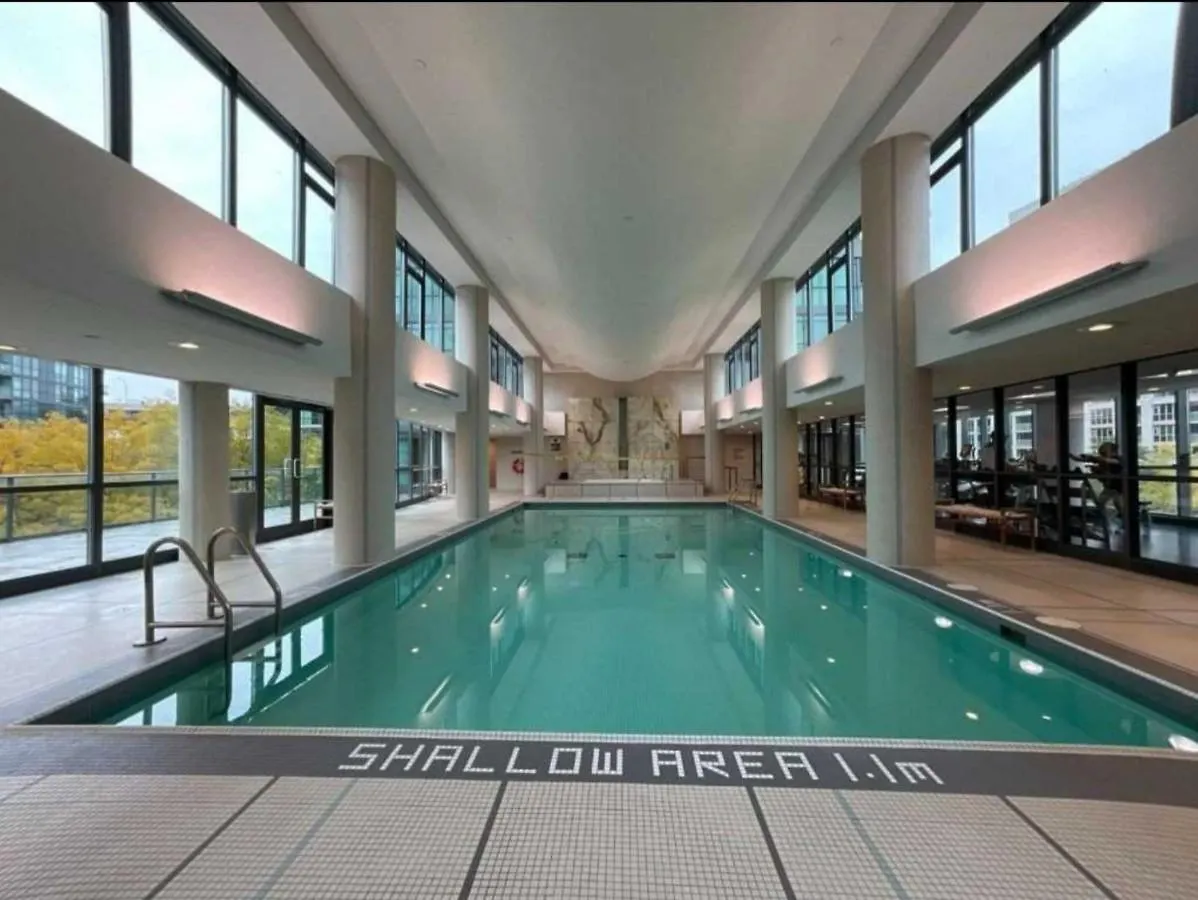 Cn Tower View With Free Parking, Pool, & More Amenities Toronto 0*,
