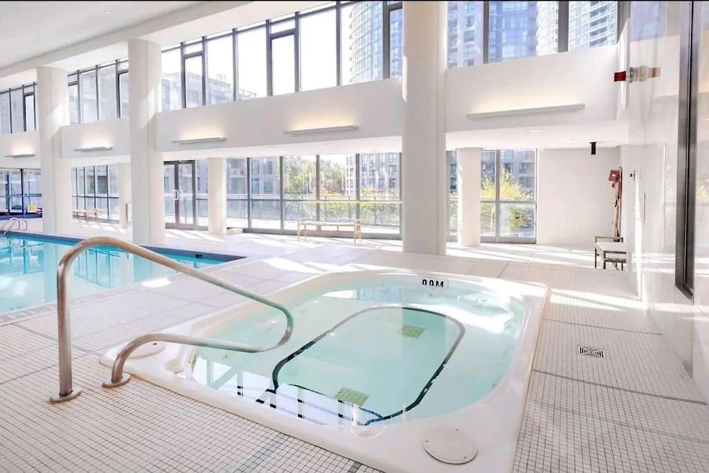 Apartment Cn Tower View With Free Parking, Pool, & More Amenities Toronto Canada
