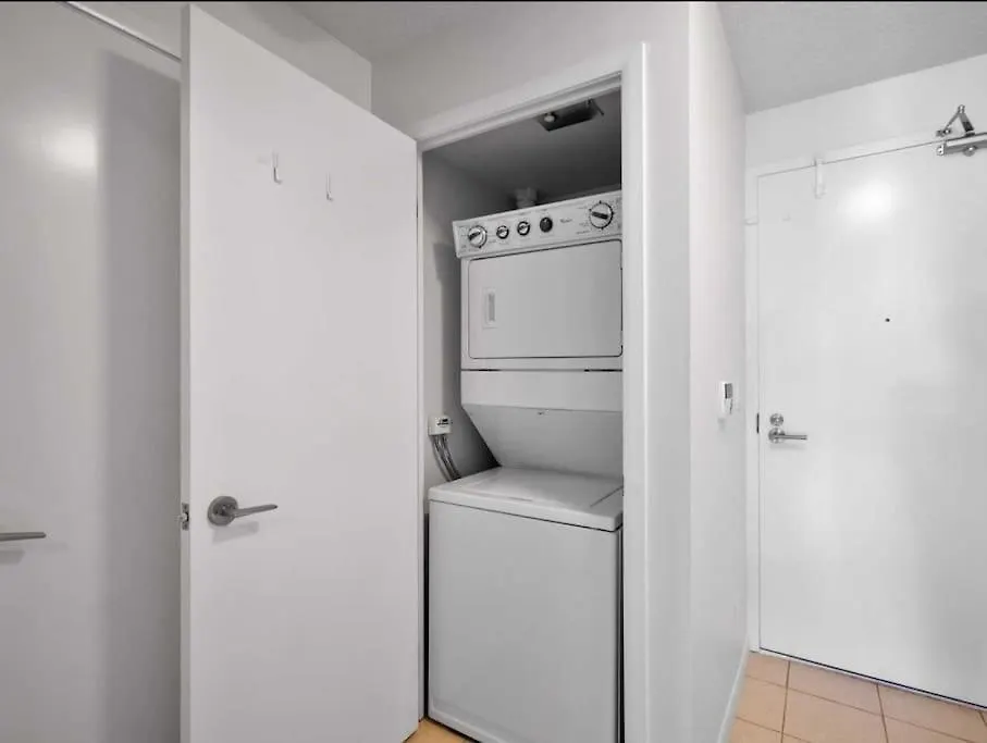 Cn Tower View With Free Parking, Pool, & More Amenities Toronto Apartment